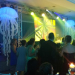 foto de pessoas dançando em um casamento